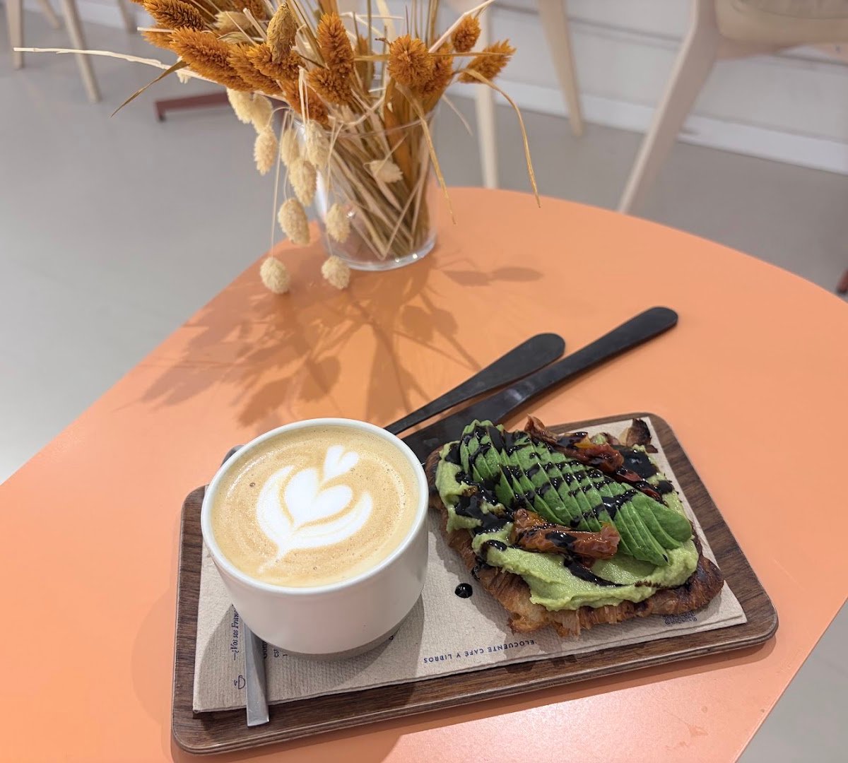Elocuente Café & Libros specialty coffee shop in Barcelona - photo 7