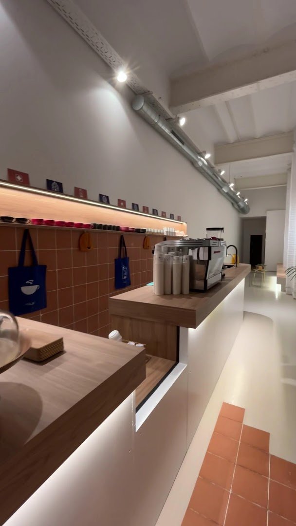 Elocuente Café & Libros specialty coffee shop in Barcelona - photo 9