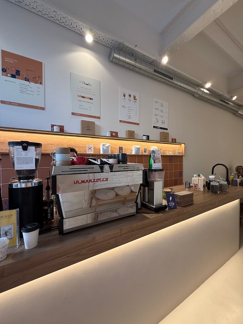 Elocuente Café & Libros specialty coffee shop in Barcelona - photo 10
