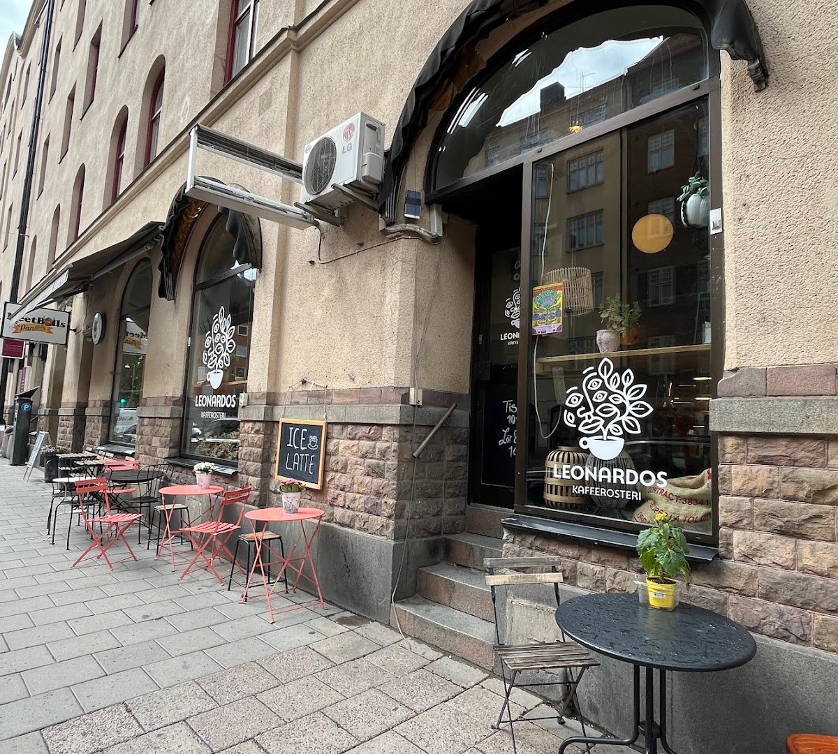 Storefront of Leonardos Kafferosteri, specialty coffee shop in Stockholm