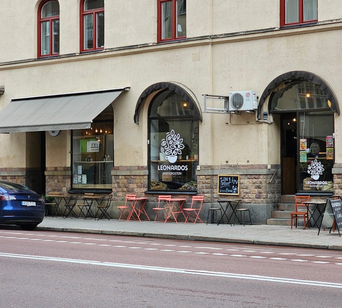 Storefront of Leonardos Kafferosteri, specialty coffee shop in Stockholm