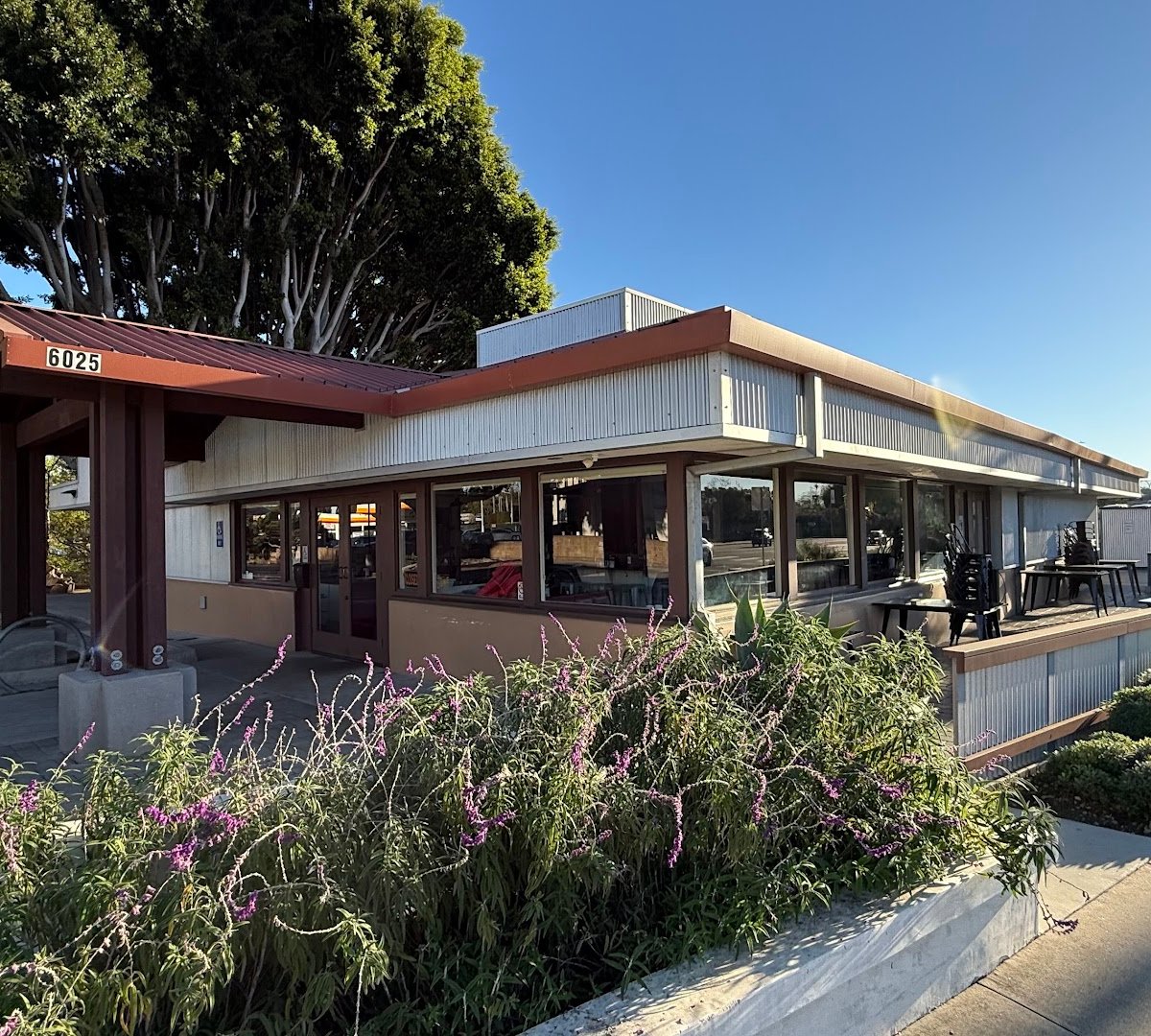 Storefront of Cajun Kitchen Cafe, specialty coffee shop in Santa Barbara