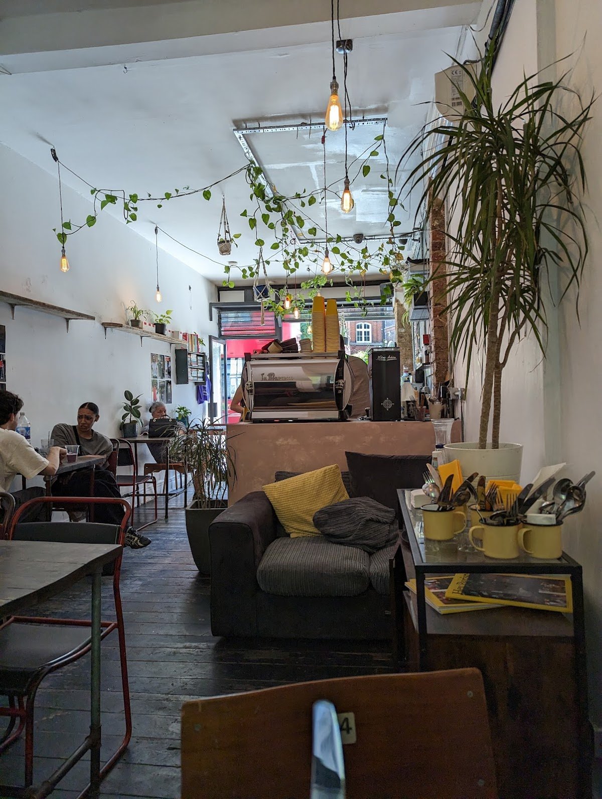 Yellow Warbler specialty coffee shop in London - photo 2