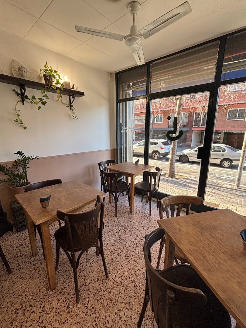 Warung Cafè specialty coffee shop in Barcelona - photo 4