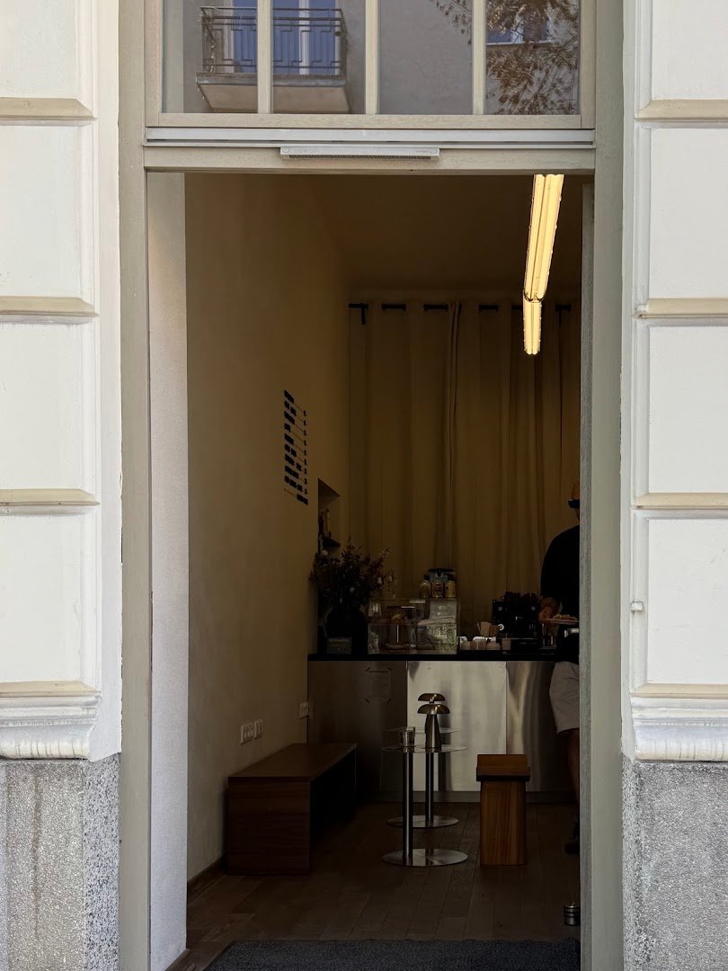 Storefront of Sando Cafe, specialty coffee shop in Warsaw
