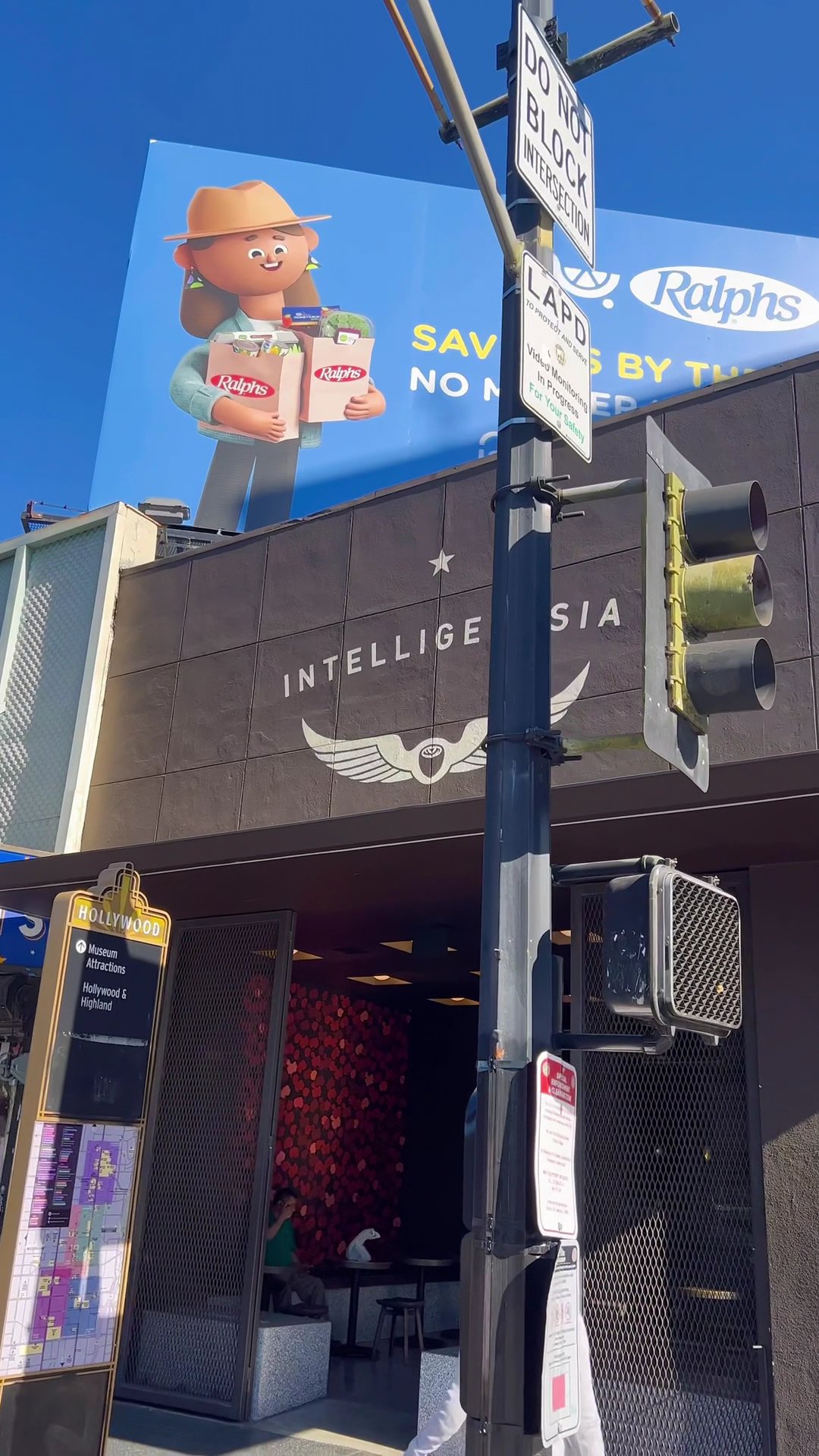 Intelligentsia Coffee Hollywood Coffeebar specialty coffee shop in Los Angeles - photo 15