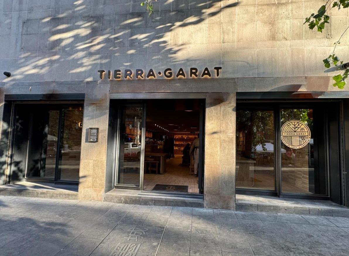 Storefront of Tierra Garat Independencia, specialty coffee shop in Mexico City