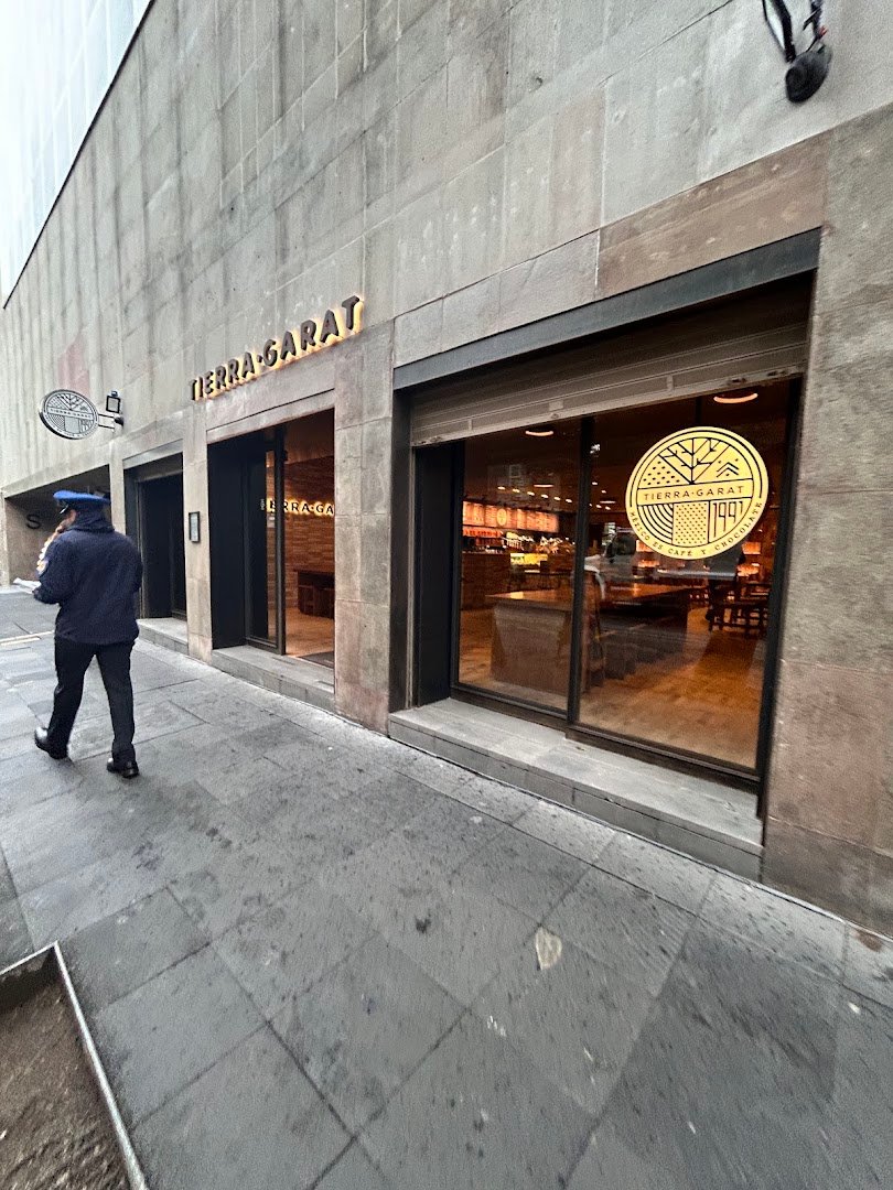 Storefront of Tierra Garat Independencia, specialty coffee shop in Mexico City