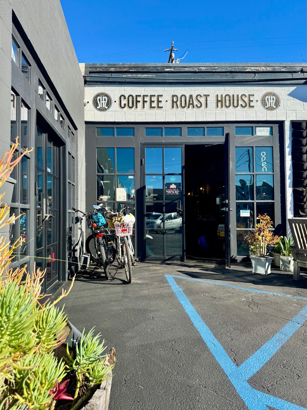 Smoky Hollow Roasters specialty coffee shop in Los Angeles - photo 4