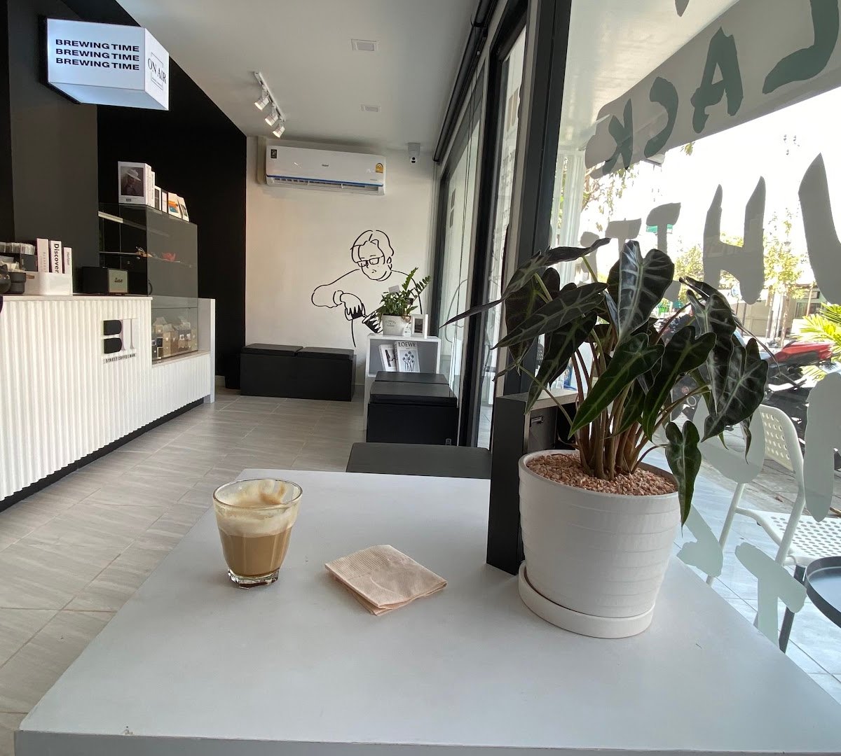 Black&White Street Coffee Bar specialty coffee shop in Bangkok - photo 8