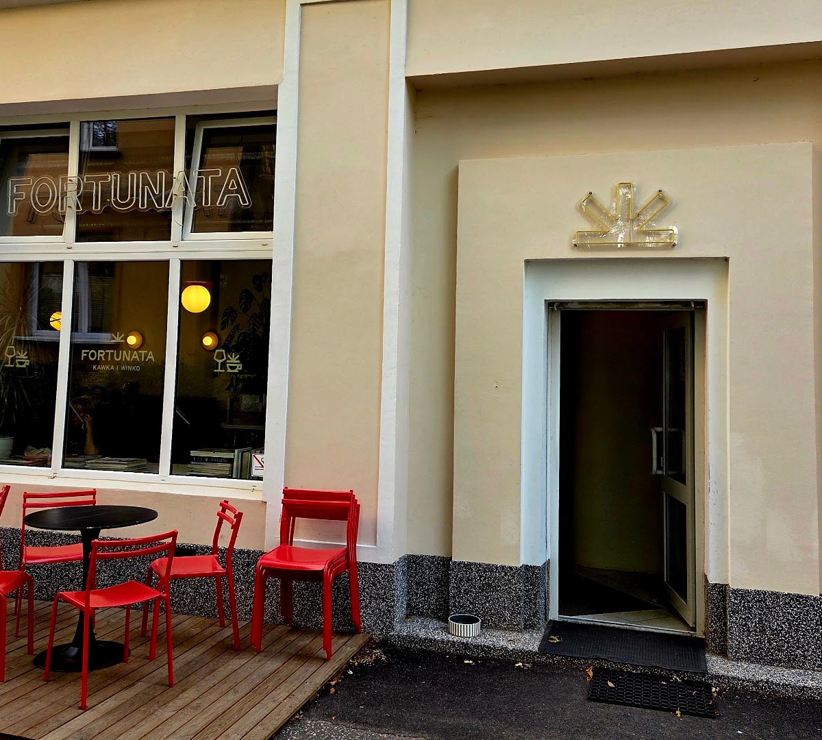 Storefront of Fortunata, specialty coffee shop in Warsaw