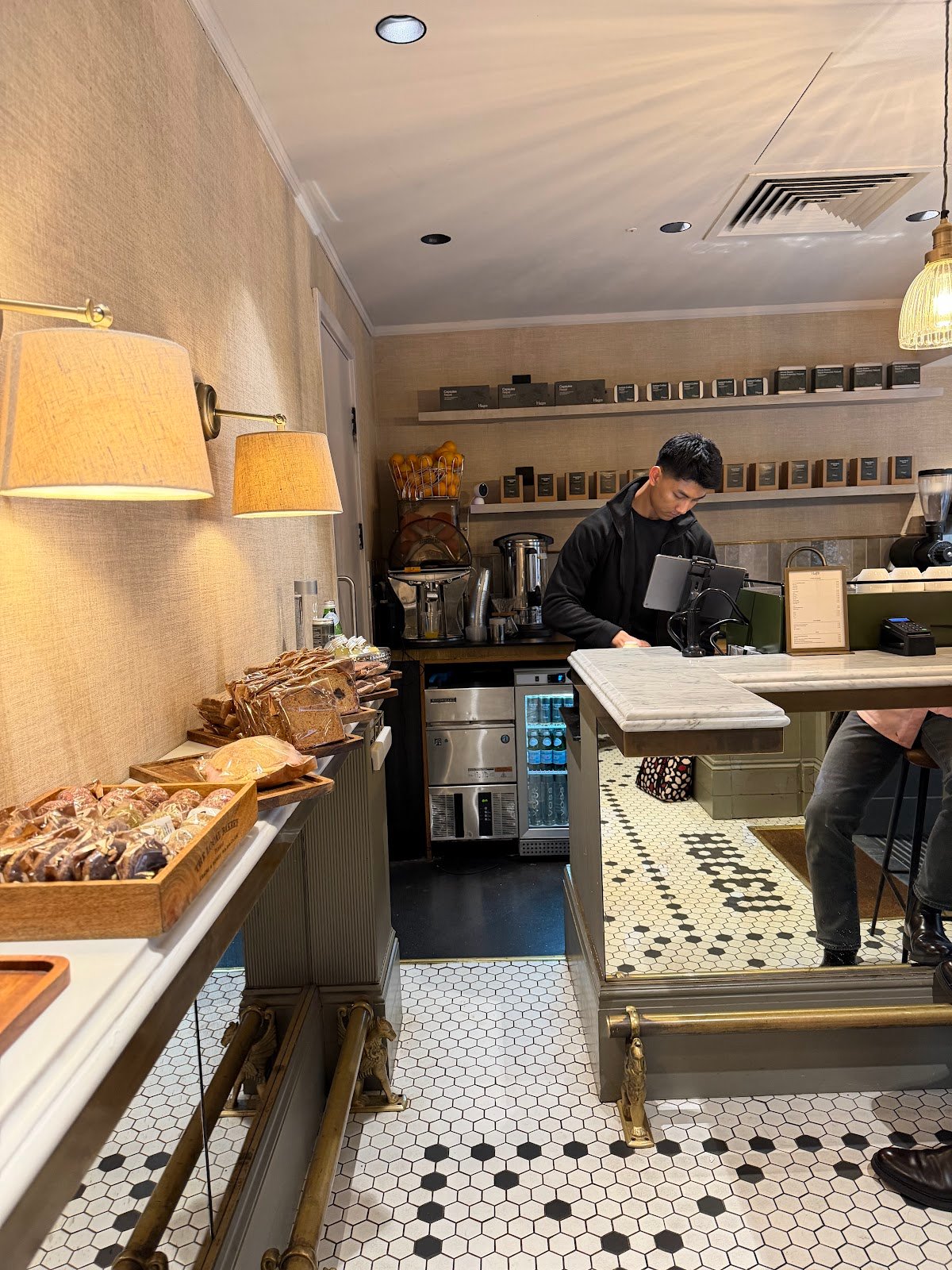 Hagen Espresso Bar (Hagen Mayfair) specialty coffee shop in London - photo 3