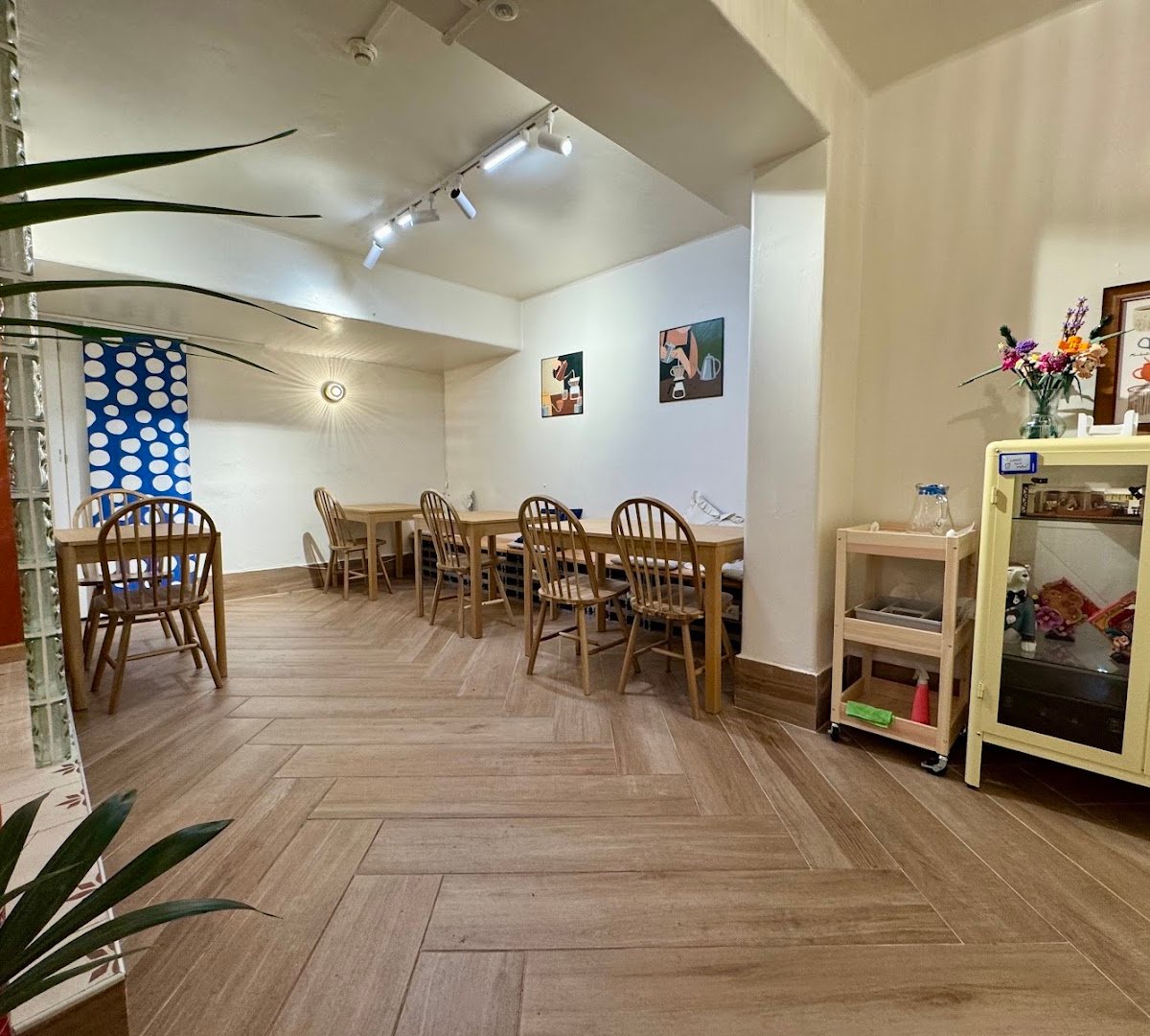 Interior of MAS Specialty Coffee & Brunch, specialty coffee shop in Lisbon