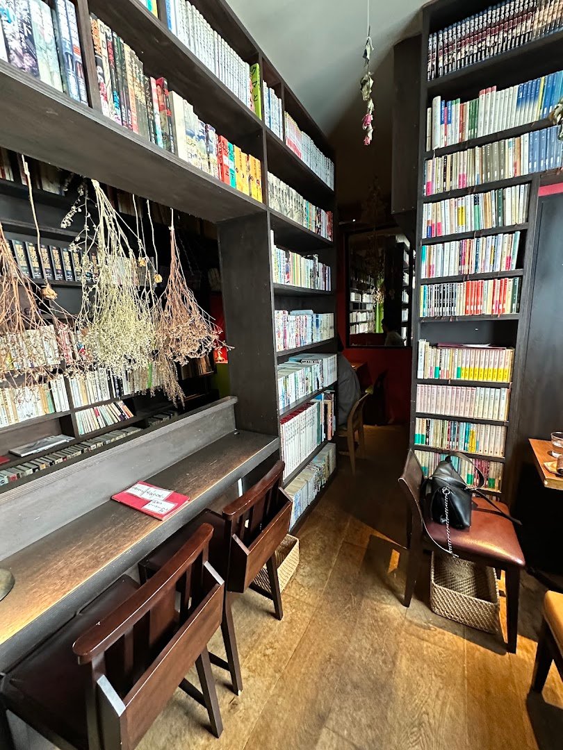Interior of Mafumi Coffee, specialty coffee shop in Tokyo