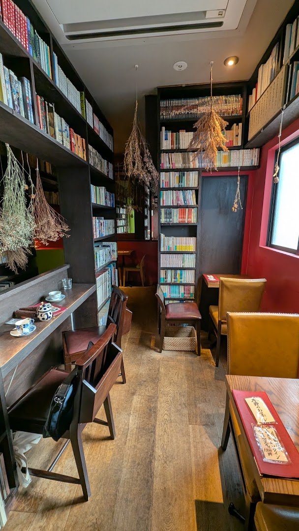 Interior of Mafumi Coffee, specialty coffee shop in Tokyo