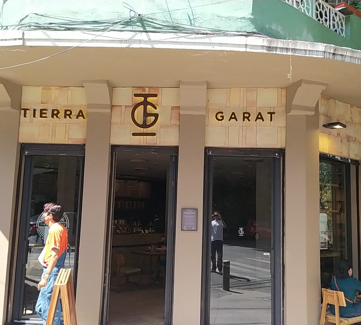 Storefront of Tierra Garat, specialty coffee shop in Mexico City