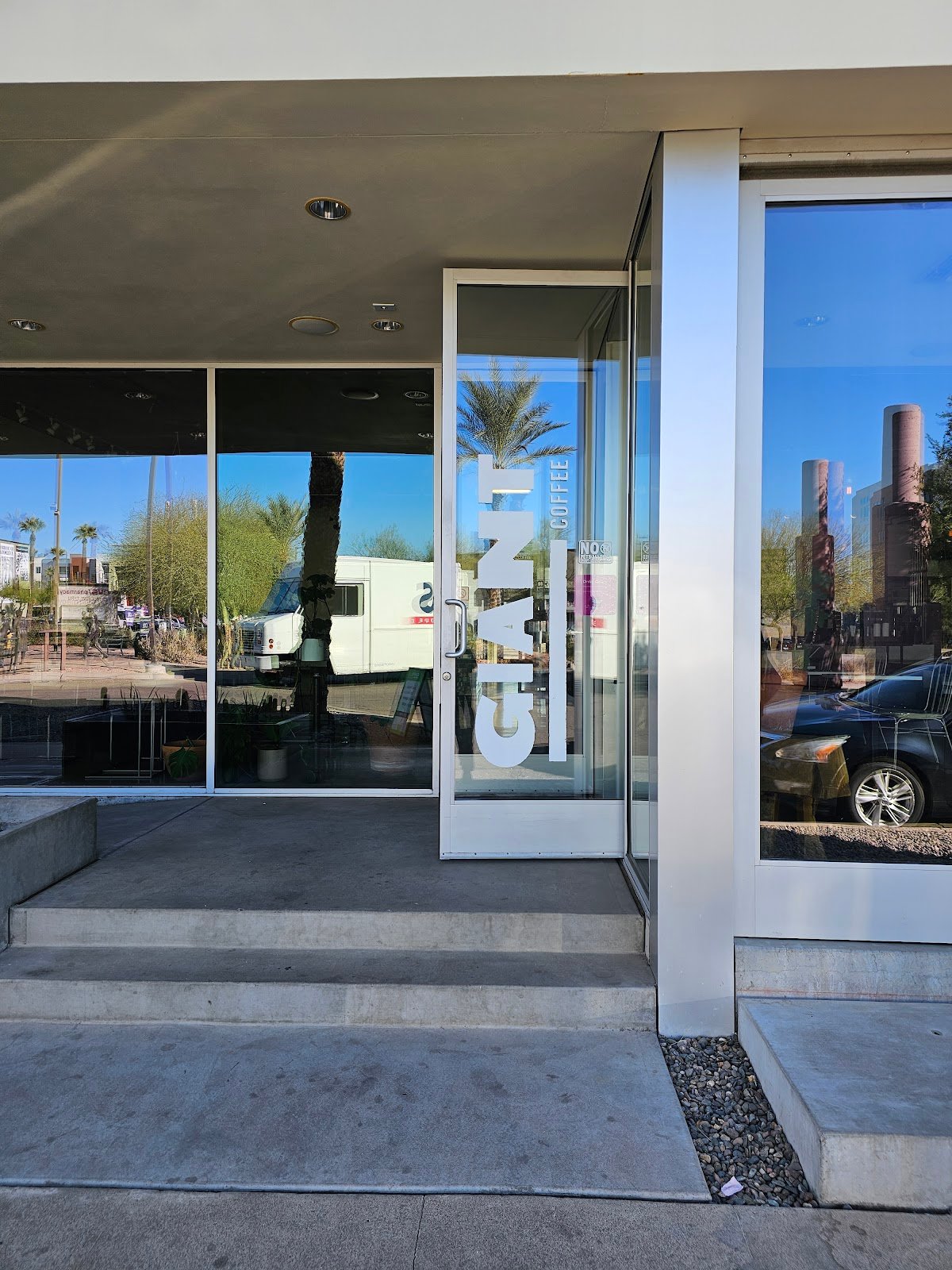 Giant Coffee specialty coffee shop in Phoenix - photo 2