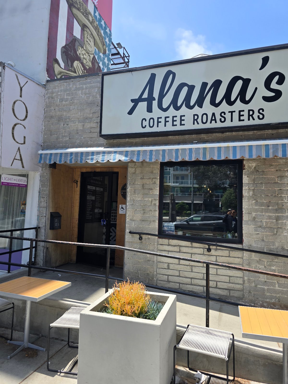 Alana's Coffee Roasters specialty coffee shop in Los Angeles - photo 5