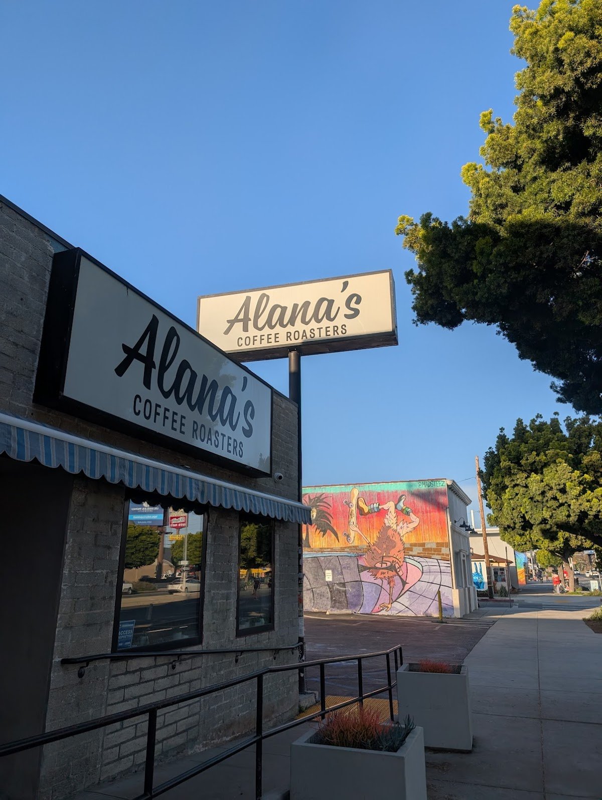 Alana's Coffee Roasters specialty coffee shop in Los Angeles - photo 6