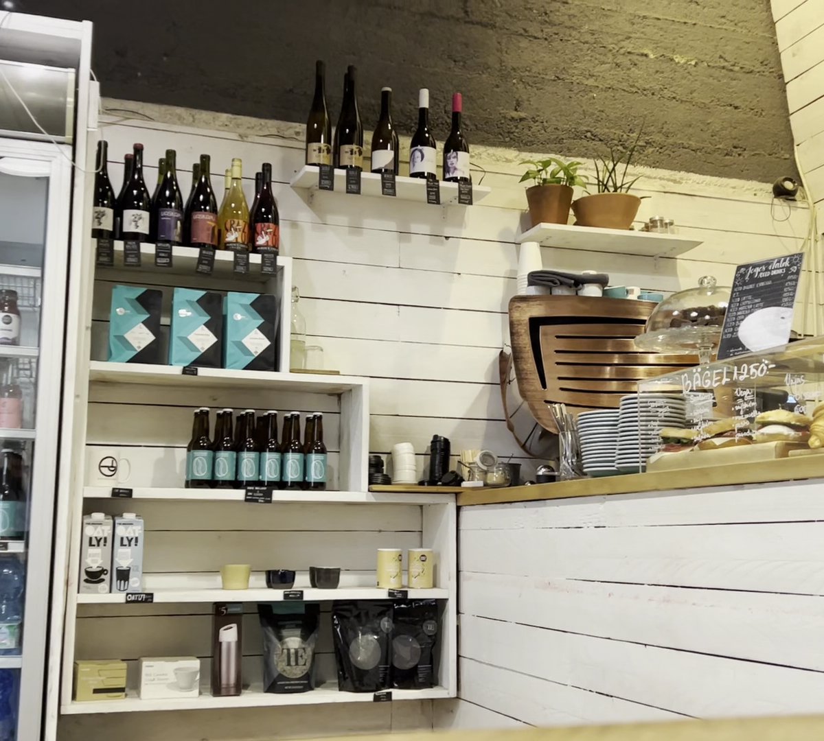 Tamp & Pull Espresso Bar specialty coffee shop in Budapest - photo 5