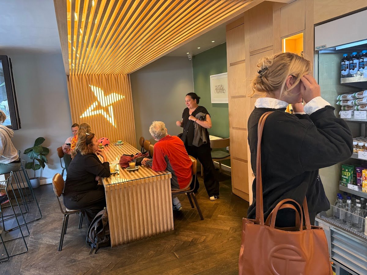 Velasquez and Van Wezel specialty coffee shop in London - photo 9