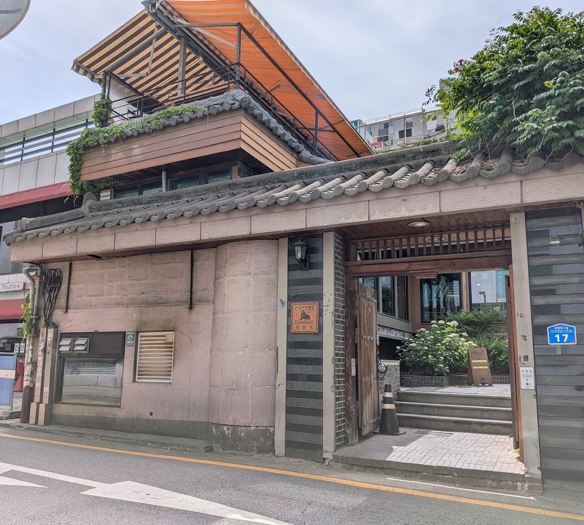 Storefront of Fritz Coffee Company, Dohwa, specialty coffee shop in Seoul
