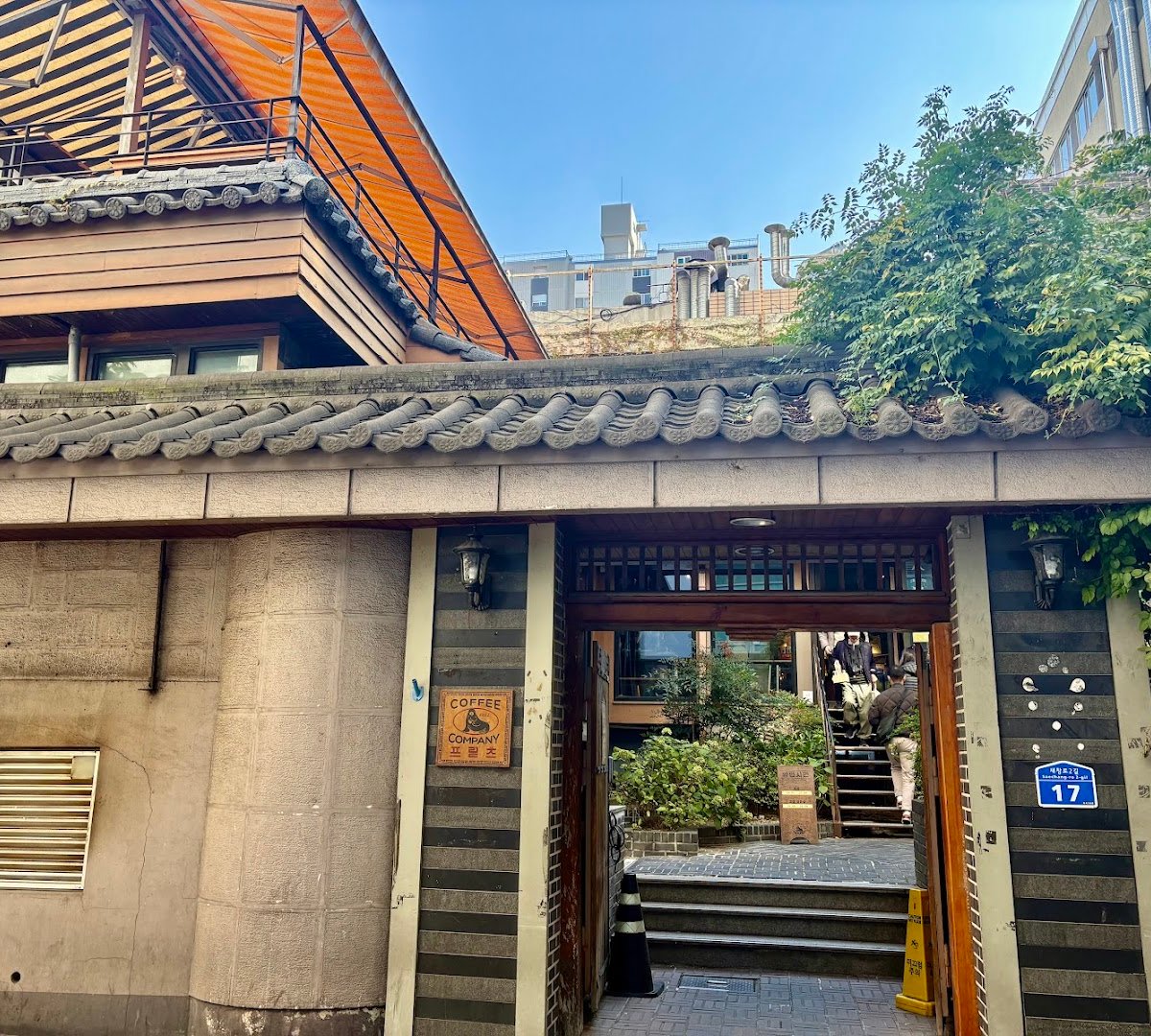Storefront of Fritz Coffee Company, Dohwa, specialty coffee shop in Seoul