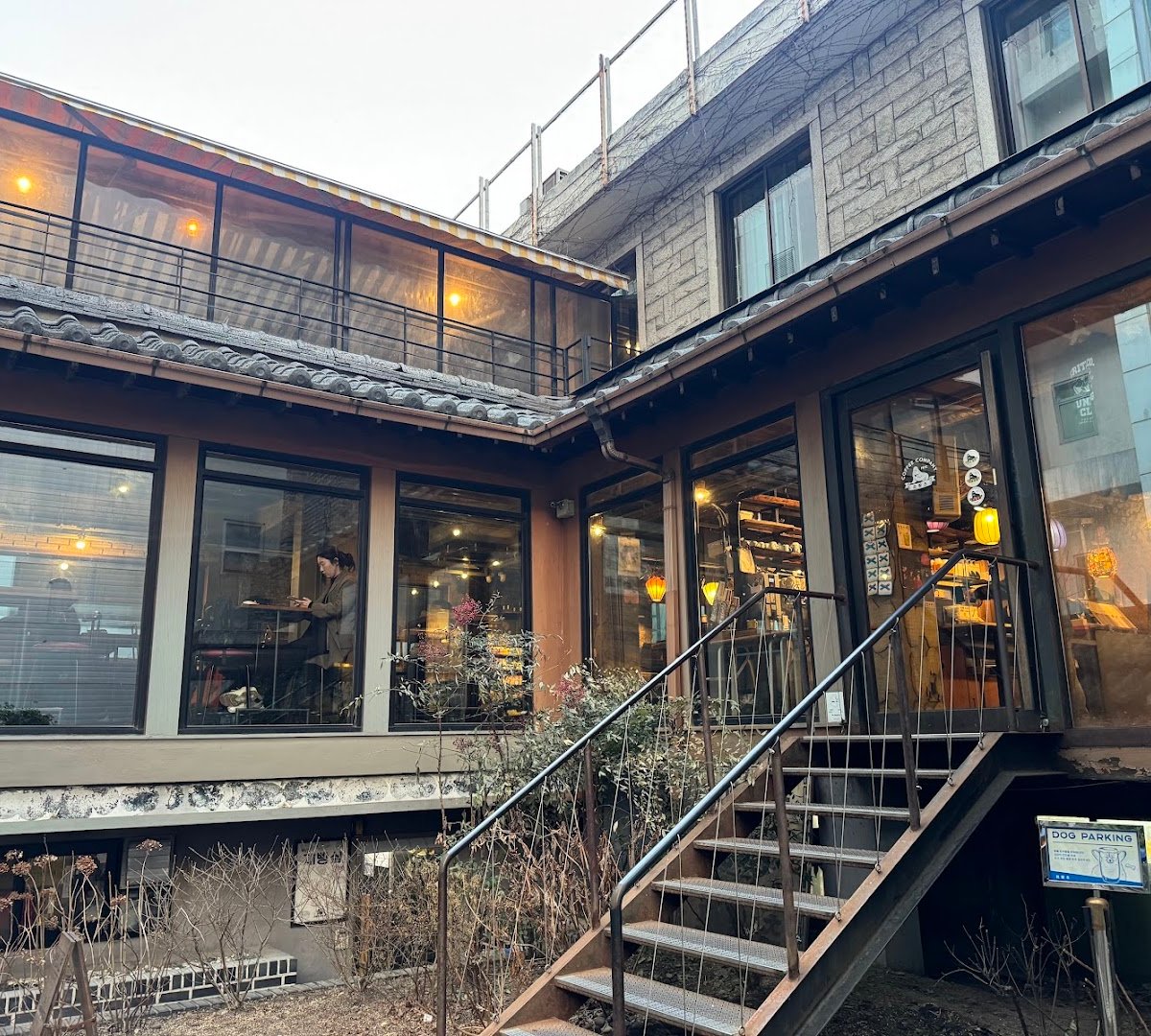 Storefront of Fritz Coffee Company, Dohwa, specialty coffee shop in Seoul