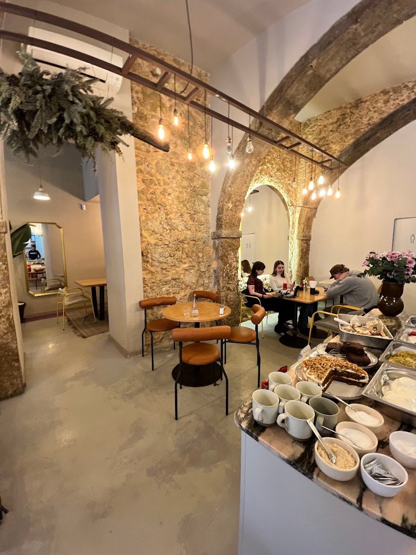 Interior of QUEST, specialty coffee shop in Lisbon