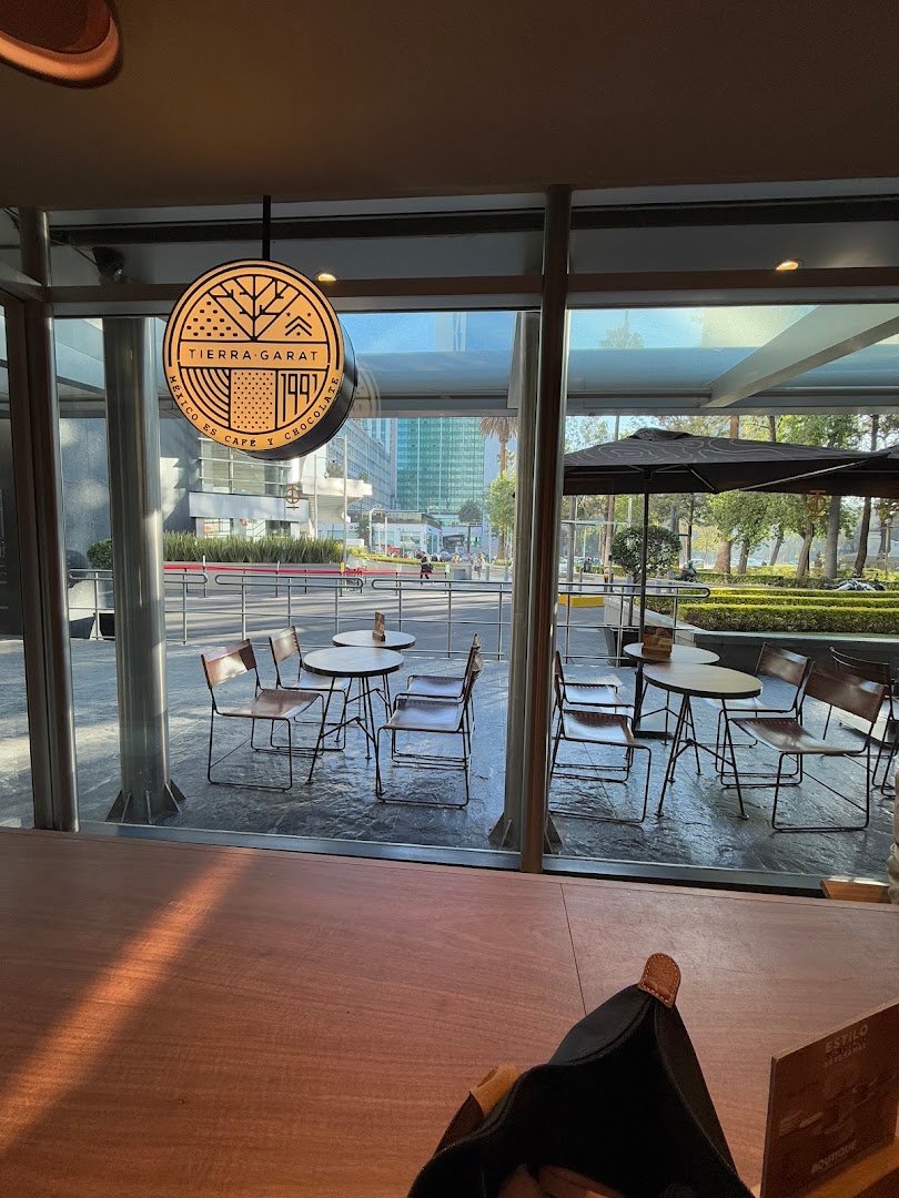 Storefront of Tierra Garat Reforma Ángel, specialty coffee shop in Mexico City