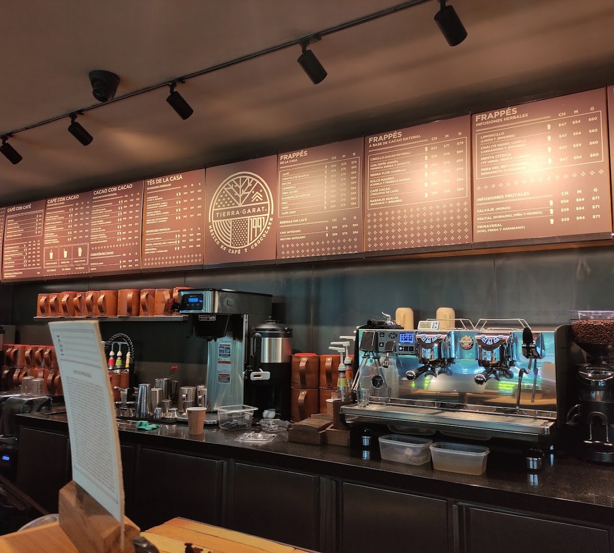 Interior of Tierra Garat Reforma Ángel, specialty coffee shop in Mexico City