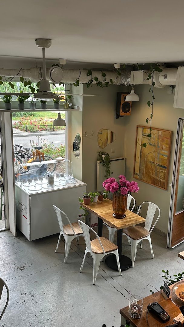 Interior of Roślina Cafe, specialty coffee shop in Warsaw