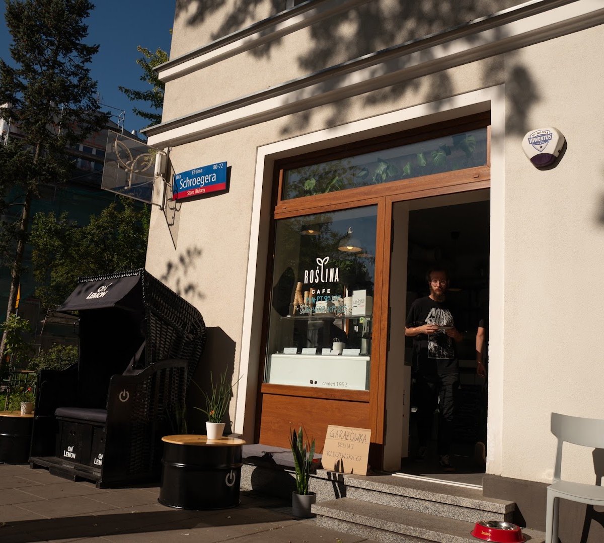 Storefront of Roślina Cafe, specialty coffee shop in Warsaw