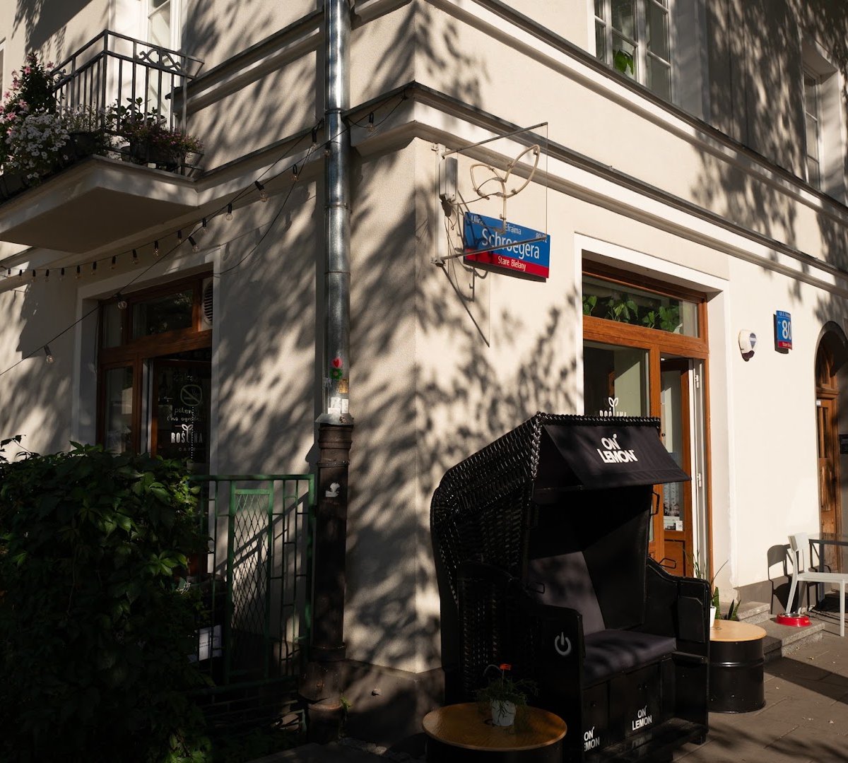 Storefront of Roślina Cafe, specialty coffee shop in Warsaw