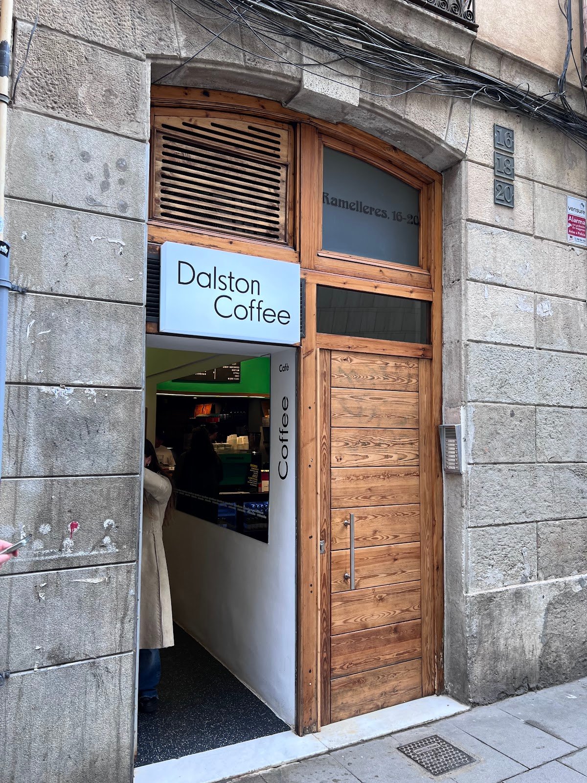 Dalston Coffee Barcelona - Cafè d'especialitat - Coffee Roasters specialty coffee shop in Barcelona - photo 5