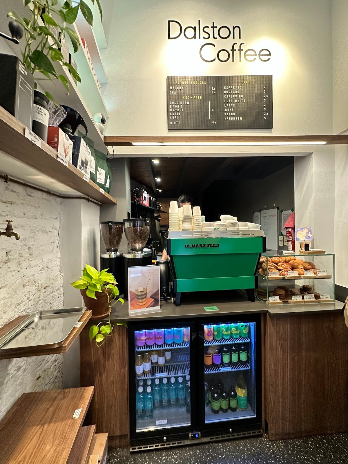 Dalston Coffee Barcelona - Cafè d'especialitat - Coffee Roasters specialty coffee shop in Barcelona - photo 9