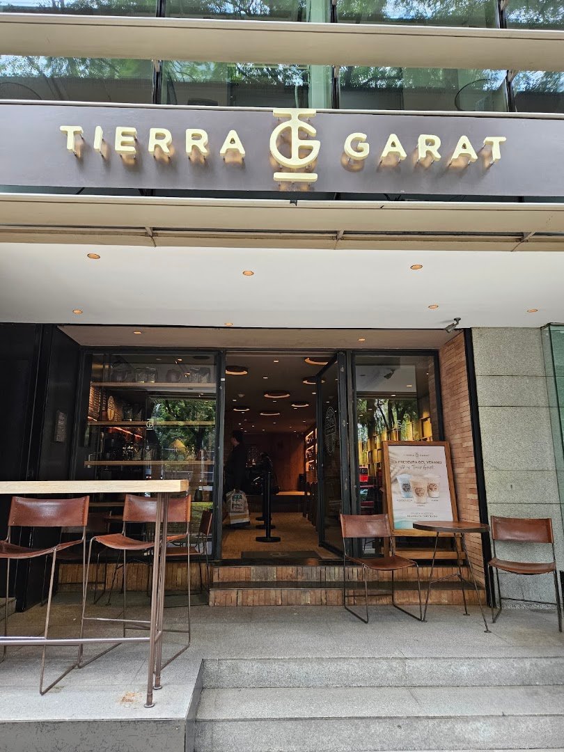 Storefront of Tierra Garat Reforma, specialty coffee shop in Mexico City