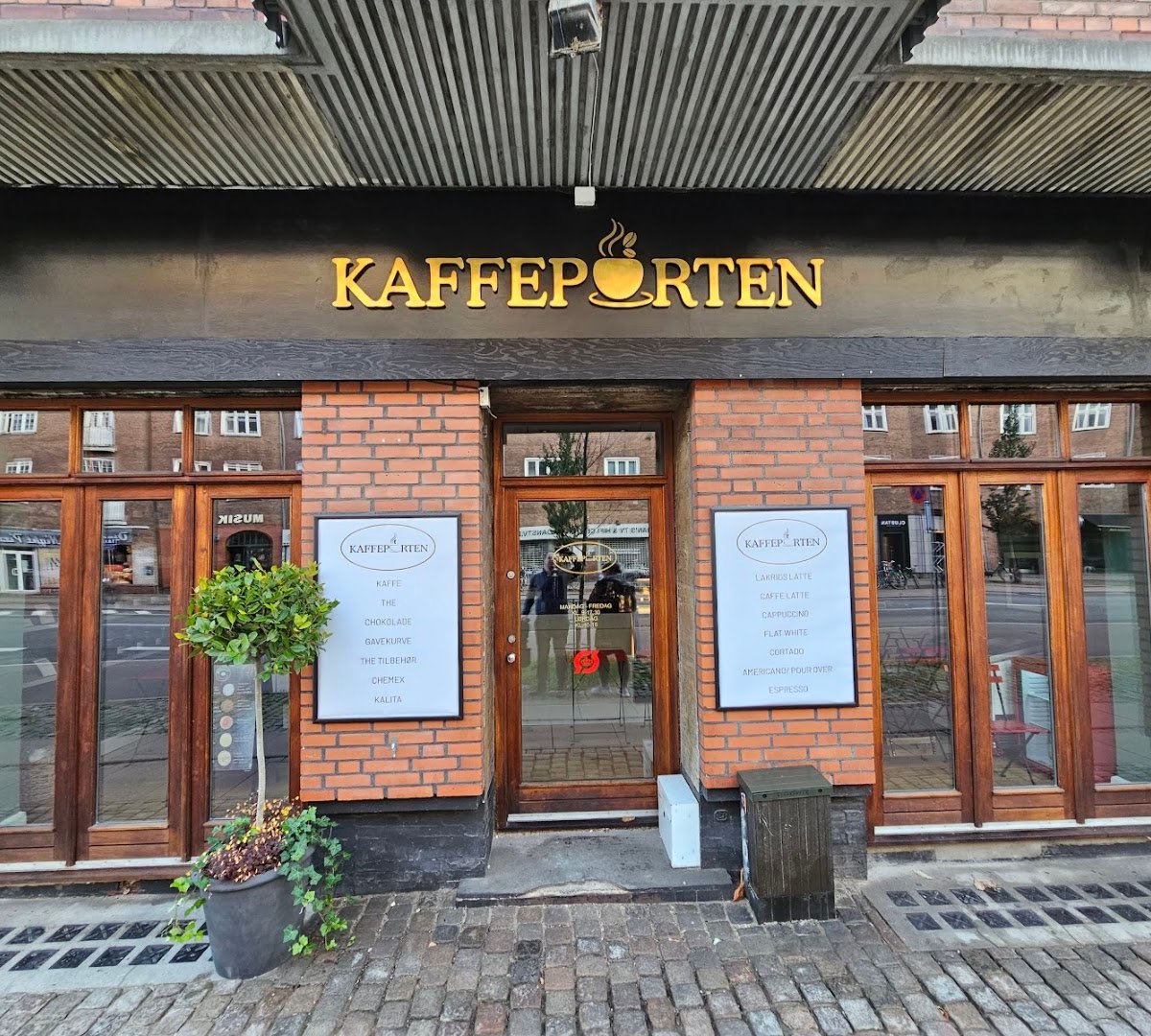Kaffeporten specialty coffee shop in Copenhagen - photo 2