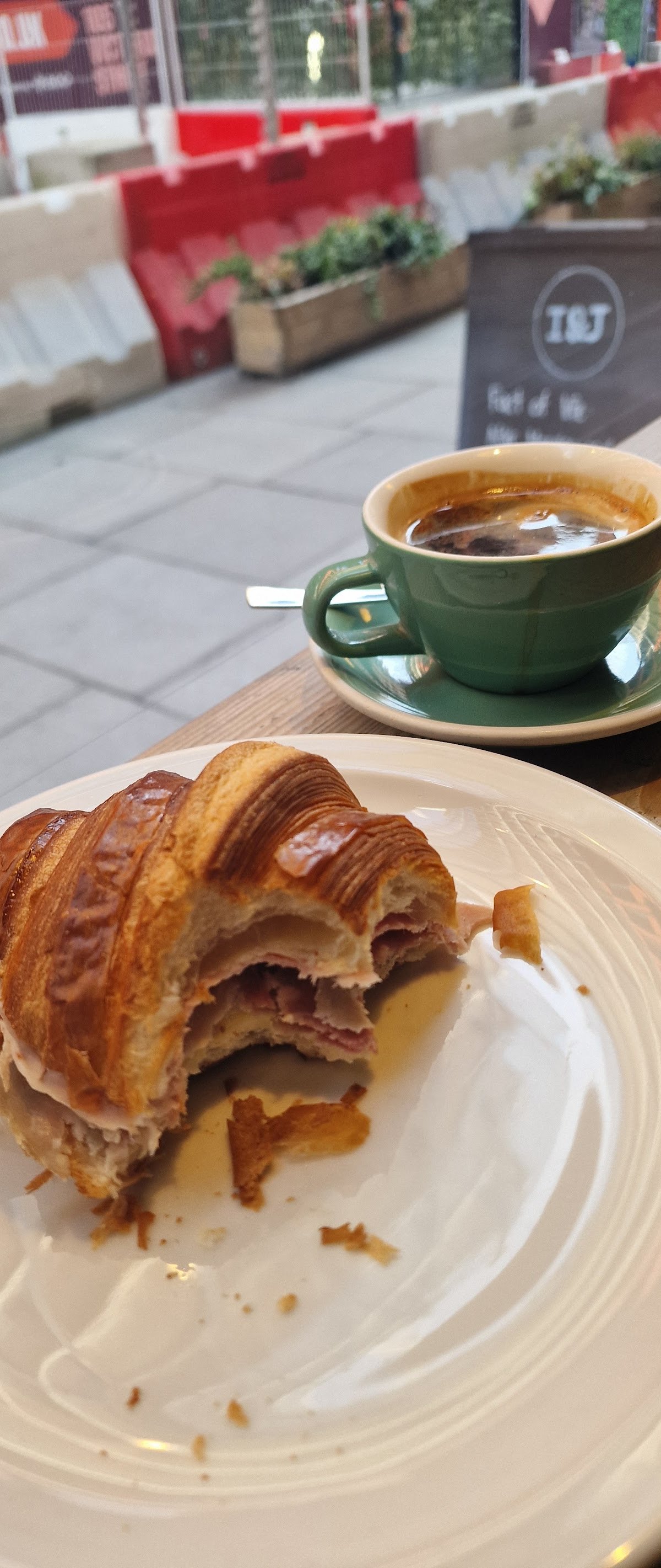 Iris & June specialty coffee shop in London - photo 10