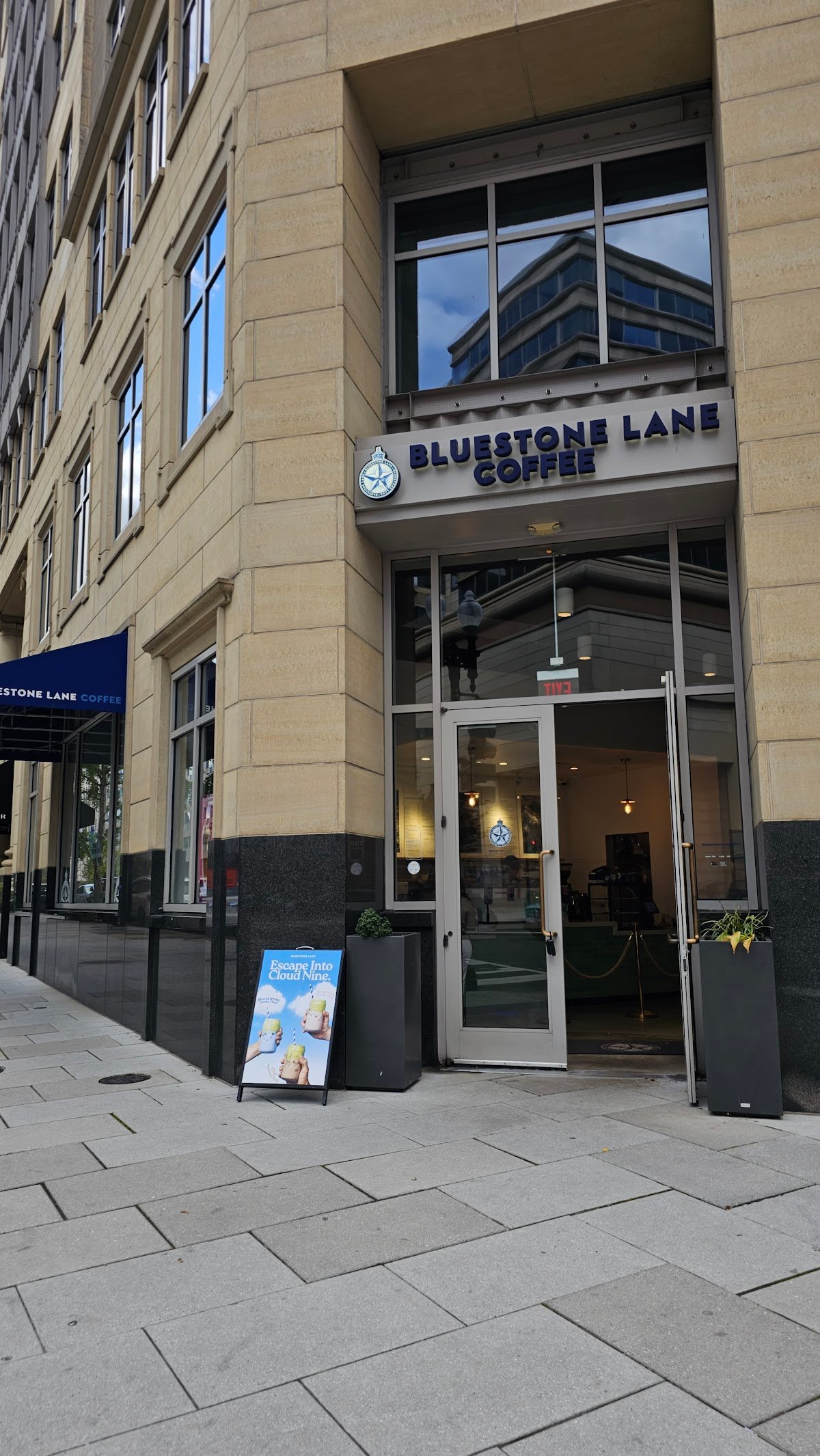 Bluestone Lane Metro Center Coffee Shop specialty coffee shop in Washington, D.C. - photo 7