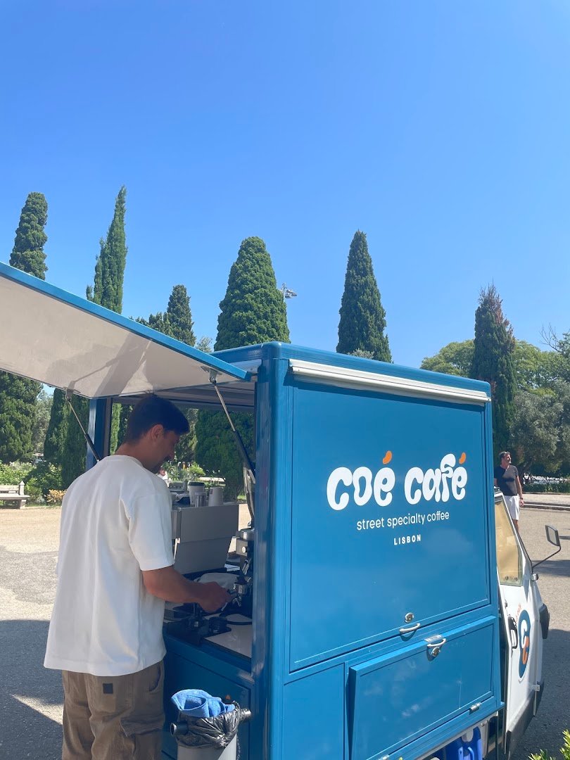 Storefront of Coé Café ☕️🍪, specialty coffee shop in Lisbon