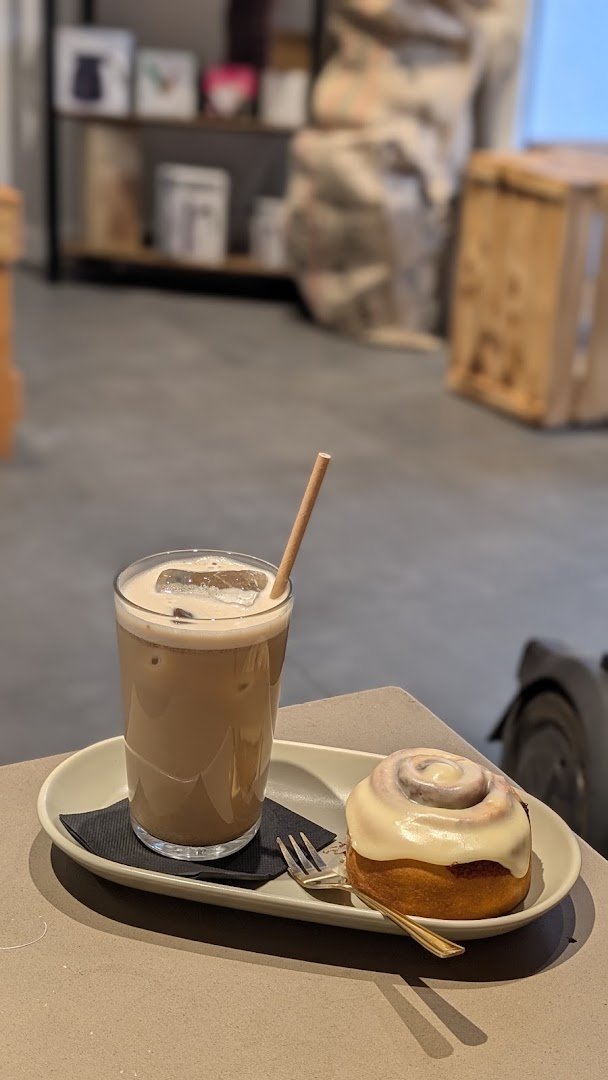Candela Canela - Best Specialty Coffee & Cinnamon Rolls specialty coffee shop in Barcelona - photo 3