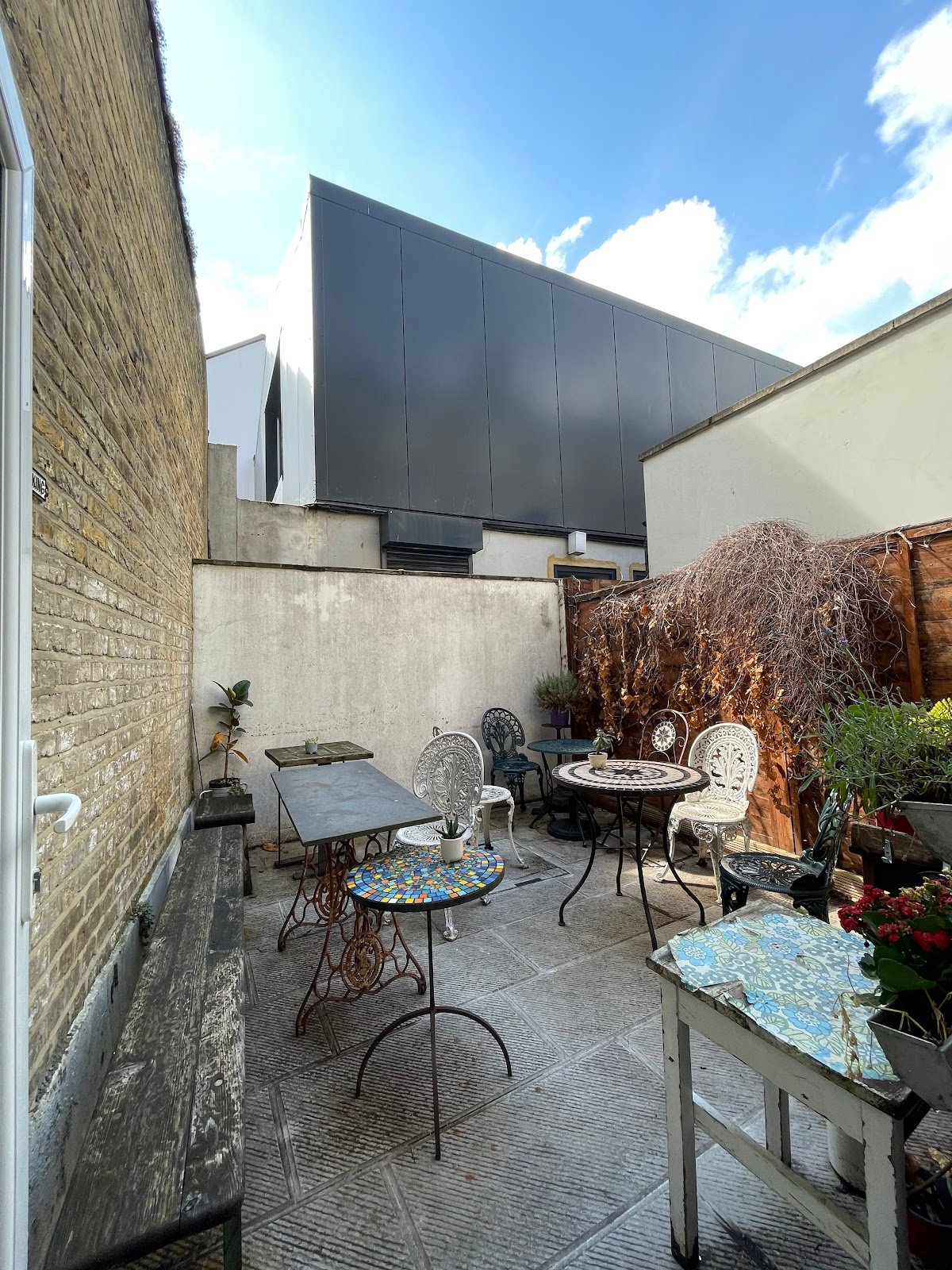 The Robin Craft Cafe specialty coffee shop in London - photo 2