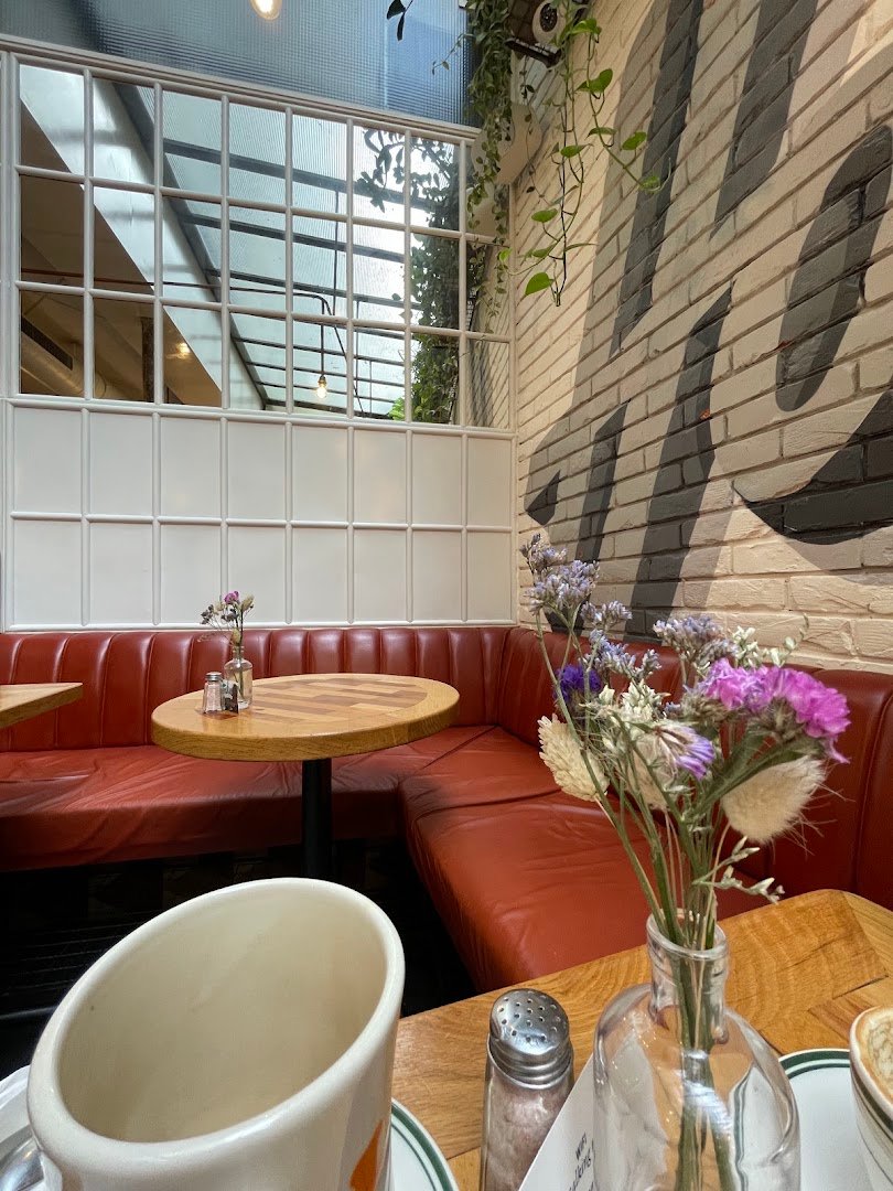 HolyBelly specialty coffee shop in Paris - photo 4