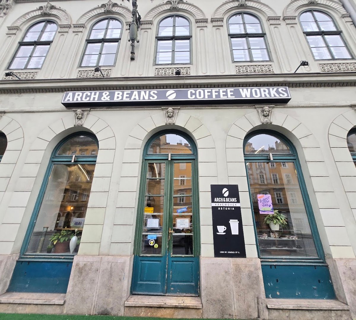 Arch&Beans Kávéművek specialty coffee shop in Budapest - photo 12