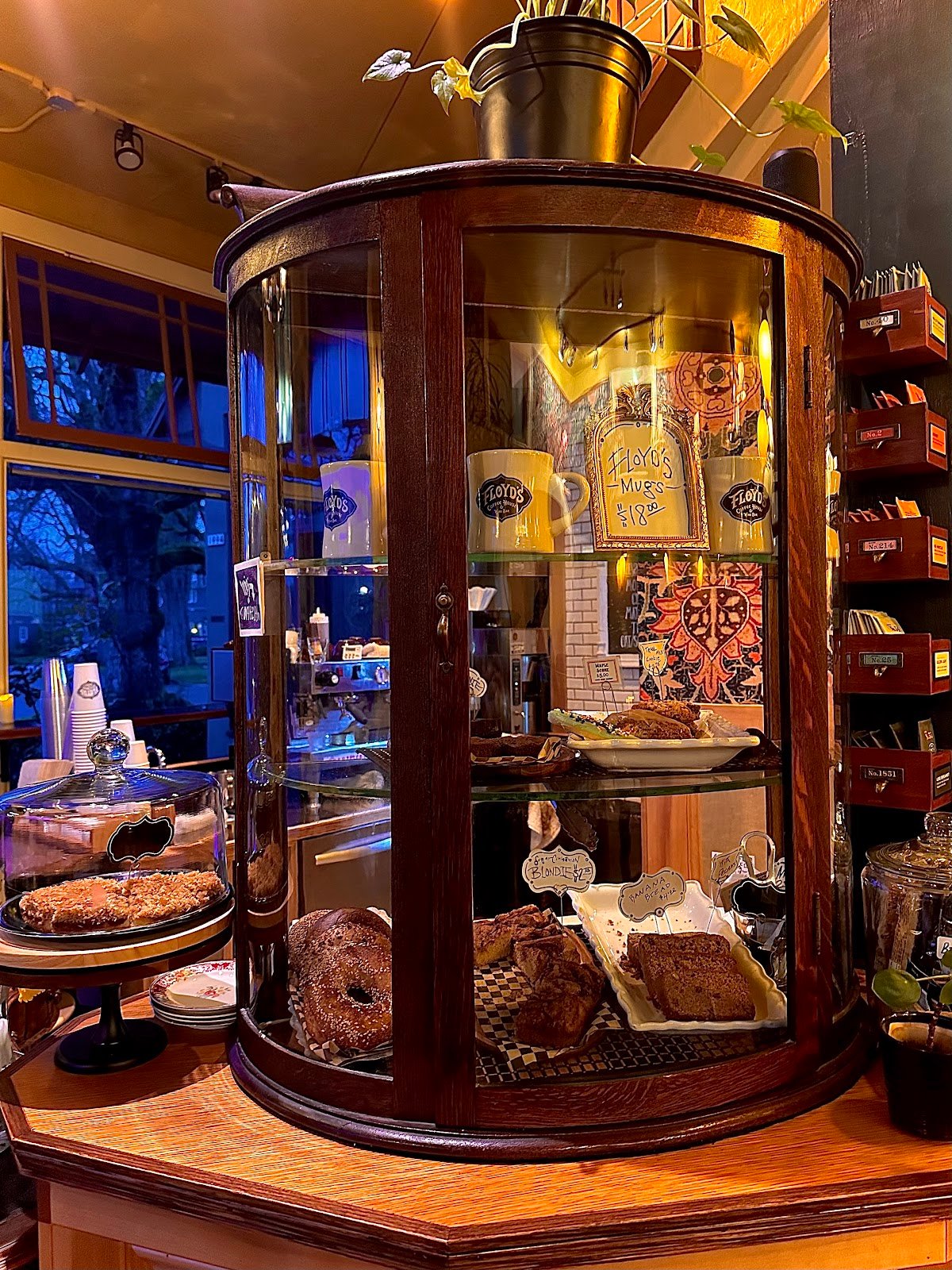 Floyd's Coffeehouse and Wine Bar specialty coffee shop in Portland - photo 2