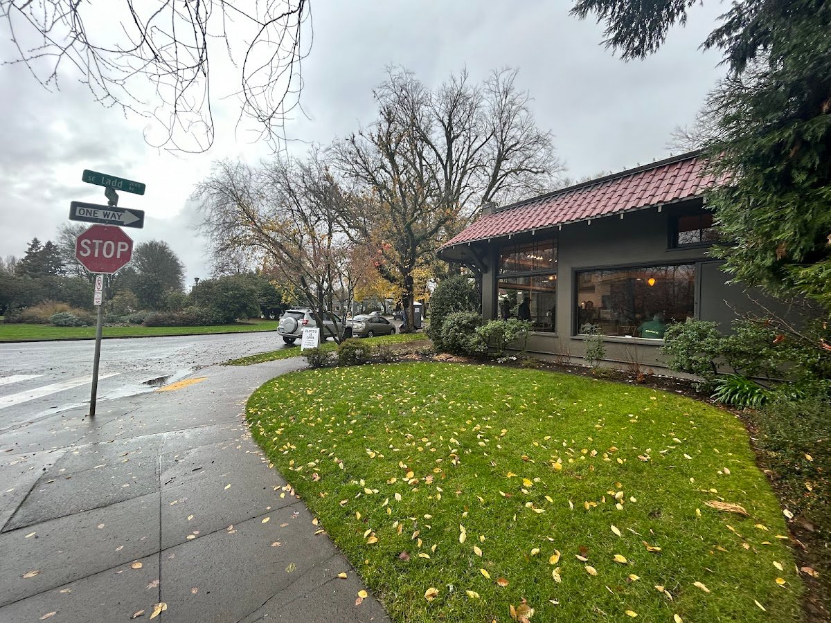 Floyd's Coffeehouse and Wine Bar specialty coffee shop in Portland - photo 7