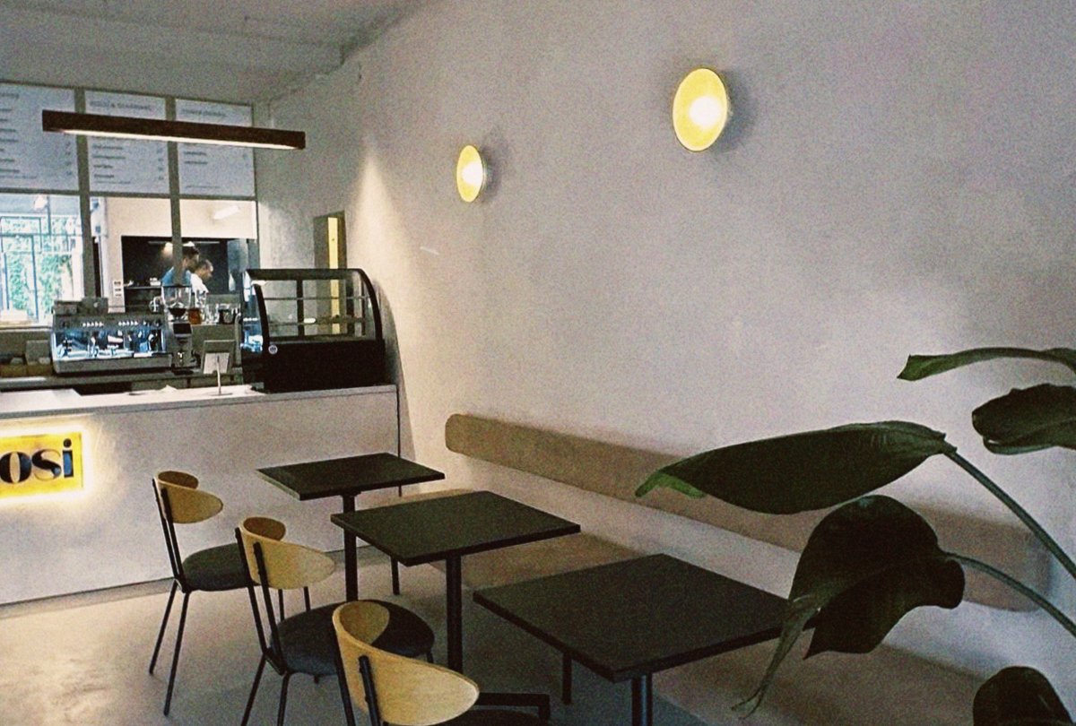 Interior of Rosi. Café & more | specialty coffee roasters | brunches & pastries, specialty coffee shop in Porto
