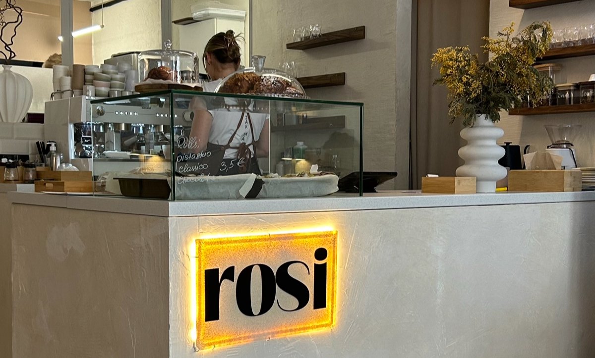 Interior of Rosi. Café & more | specialty coffee roasters | brunches & pastries, specialty coffee shop in Porto