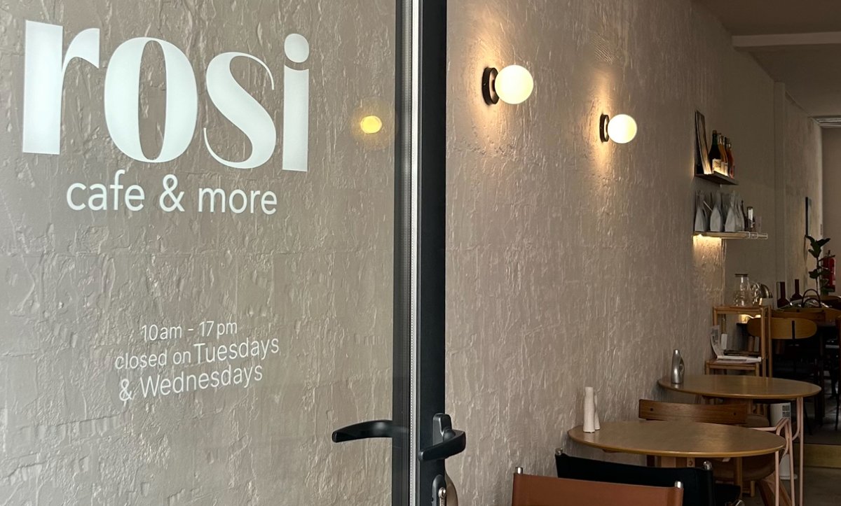 Storefront of Rosi. Café & more | specialty coffee roasters | brunches & pastries, specialty coffee shop in Porto